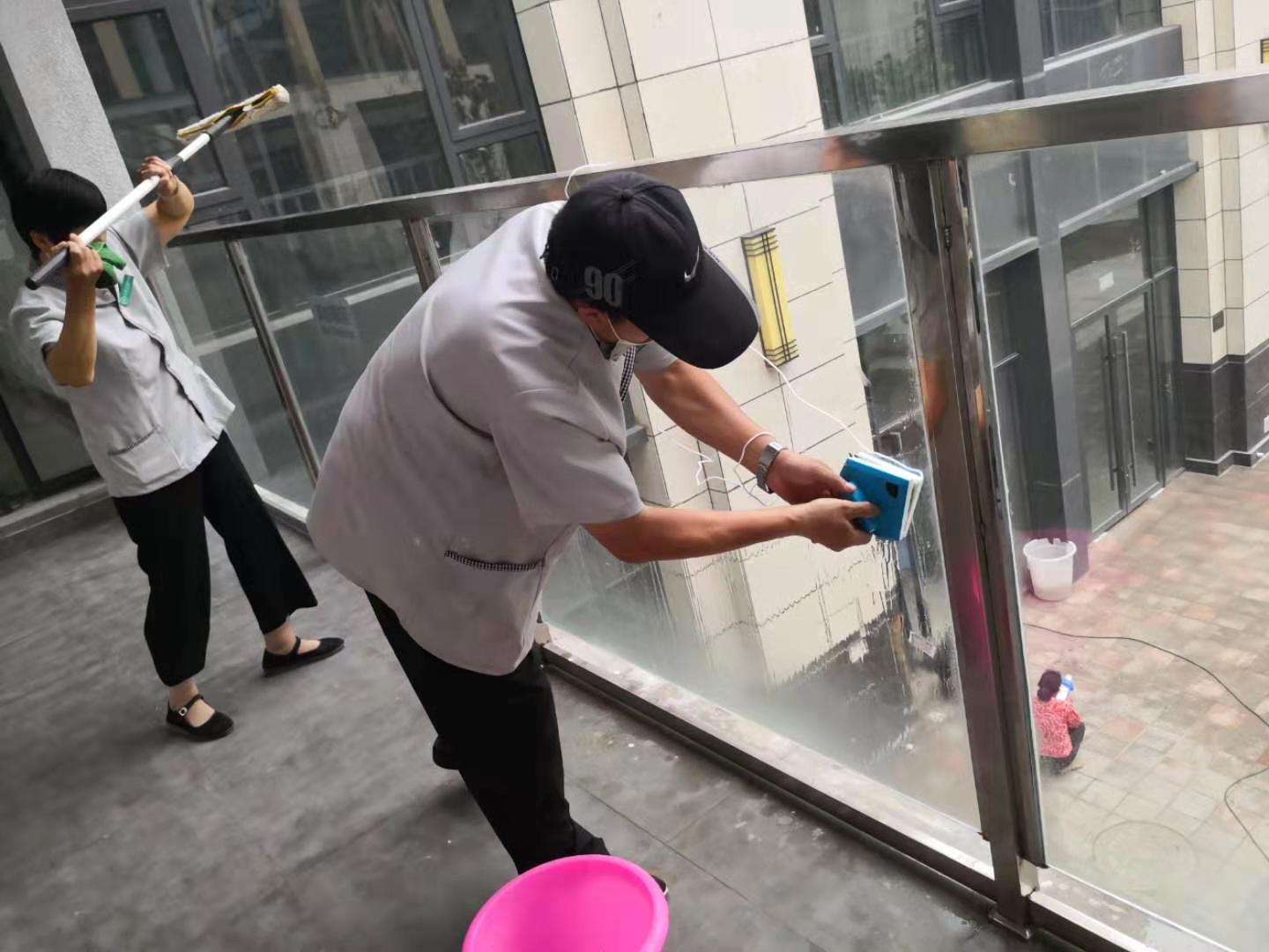 徐州市楼宇开荒保洁电话、邳州家政服务详解与商丘市沙发窗帘清洗价格参考